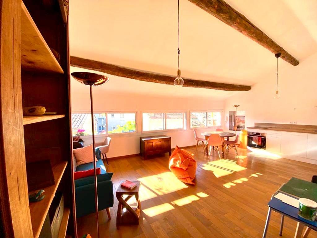 A Spacious, Sunny & Calm Loft In Avignon's Heart